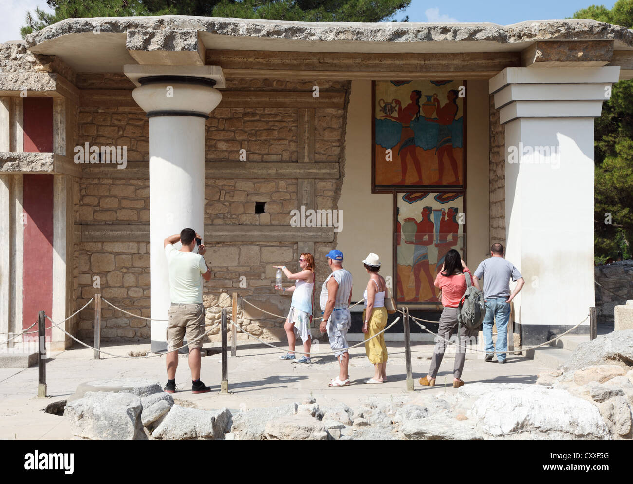 Los visitantes tomar fotos en el templo minoico de Knossos en Creta Grecia Foto de stock
