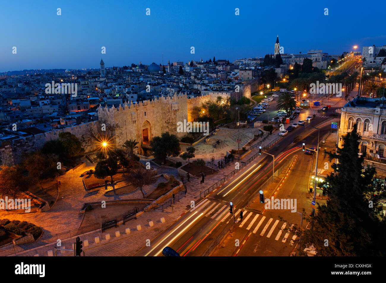 Puerta de Damasco con las murallas de la ciudad, al anochecer, la Ciudad Vieja de Jerusalén, de Paulus guest house, Israel, Oriente Medio Foto de stock