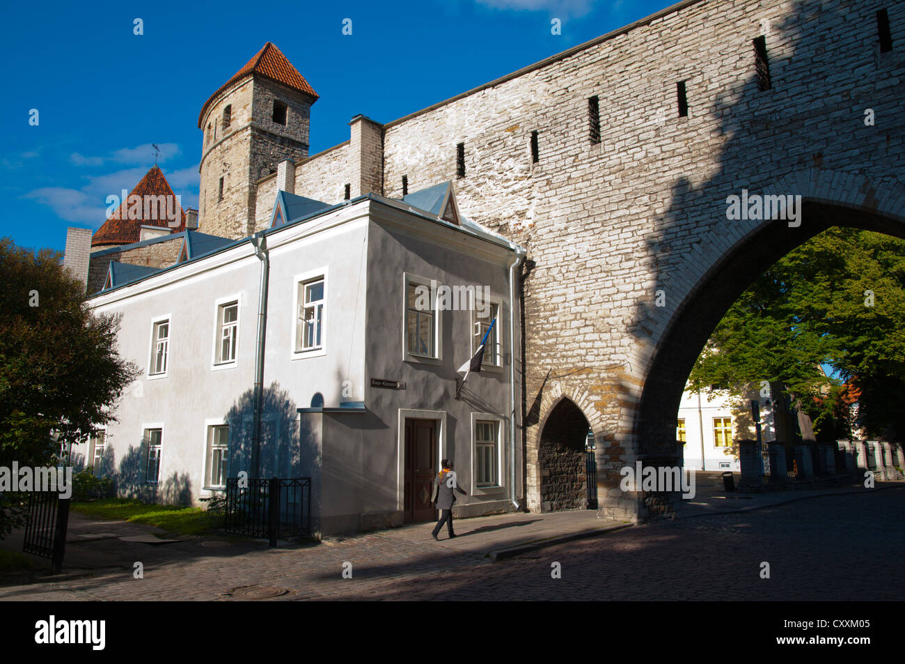 Muralla y torre calle Suur-Kloostri Saunatorn junto a las puertas de la ciudad vieja de Tallin, Estonia Europa Foto de stock