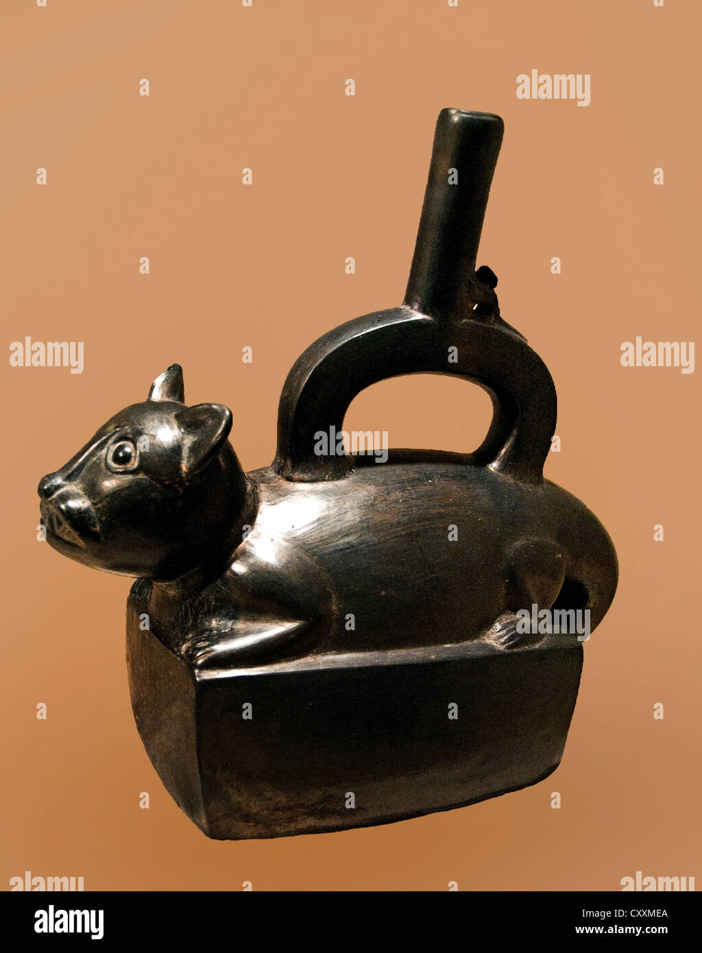 Botella felino Gato Negro 12th-siglo xv Perú Chimú peruano 25,72 cm Foto de stock
