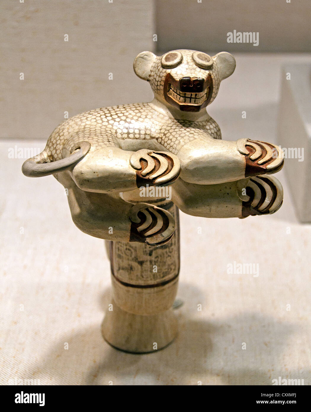 Buque de pedestal con mapaches peruano Perú Recuay cerámica CE 1-300 Foto de stock