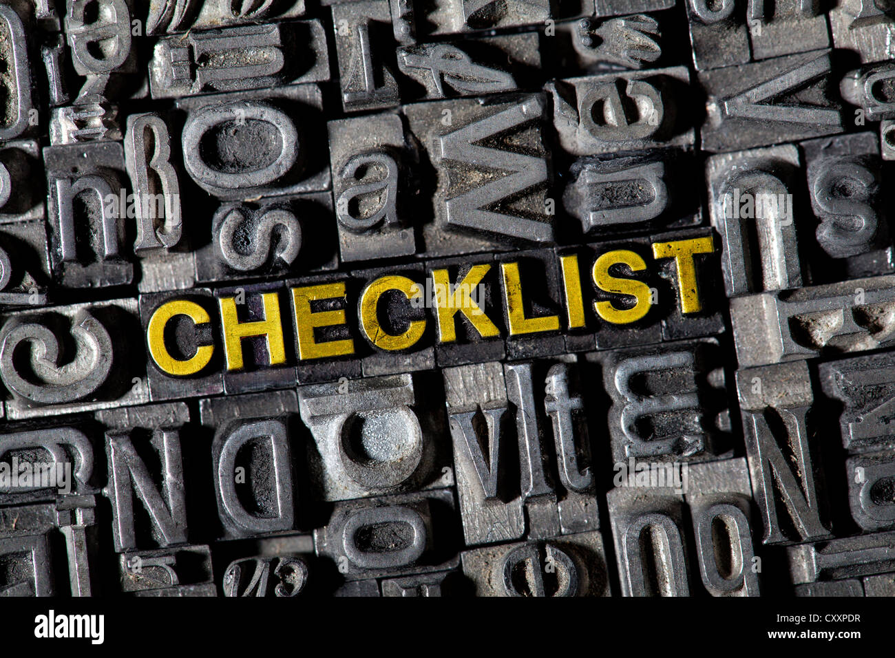 Antiguas letras de plomo que forman la palabra "checklist" Foto de stock