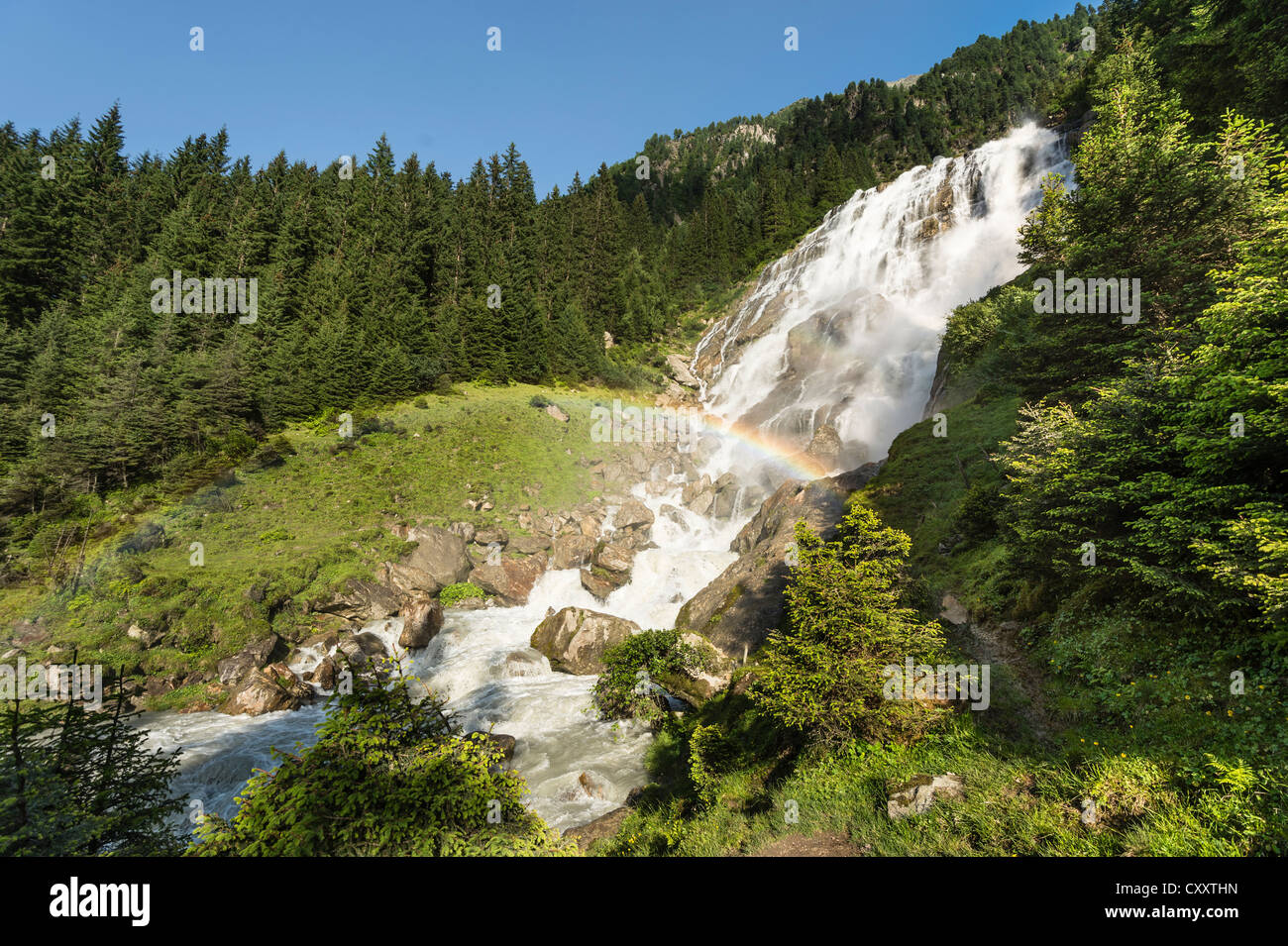 Cascada de Grawa Wild Water, con arco iris, Grawa Alm, pastos de montaña, valle de Stubai, Tirol, Austria, Europa Foto de stock