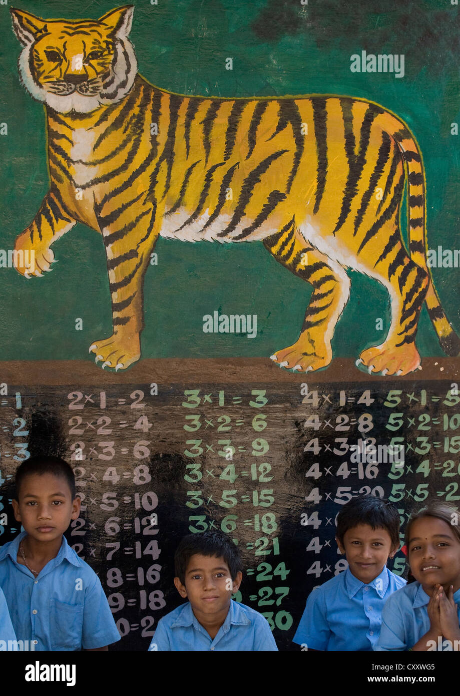 Los alumnos delante de la tabla de multiplicación escrito en la pared, a una escuela al aire libre en el sur de la India, Mysore Foto de stock