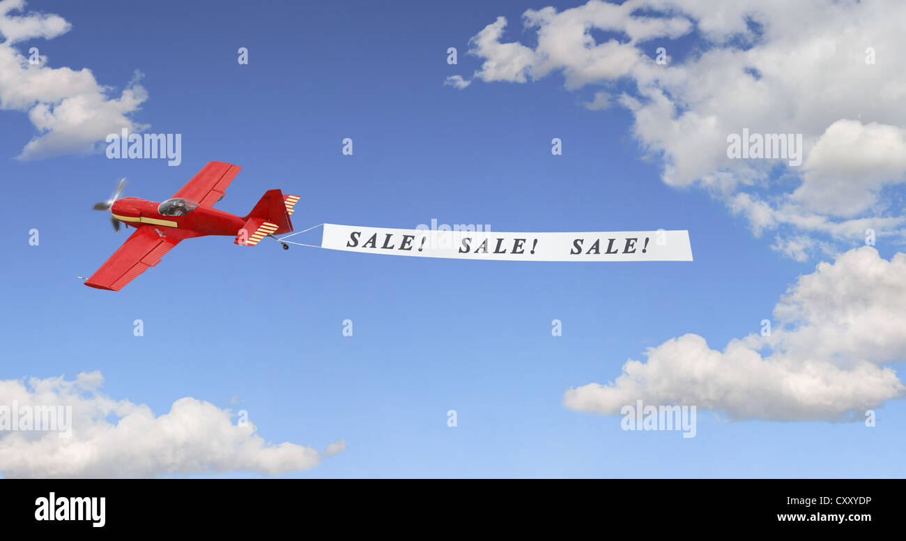 Avión en el cielo tirando una pancarta con el mensaje de Venta! Venta! Venta!, ilustración Foto de stock
