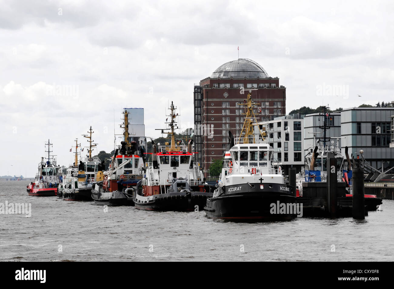 Harbour remolcadores en el puerto de Hamburgo, el río Elba, la Ciudad Hanseática de Hamburgo Foto de stock