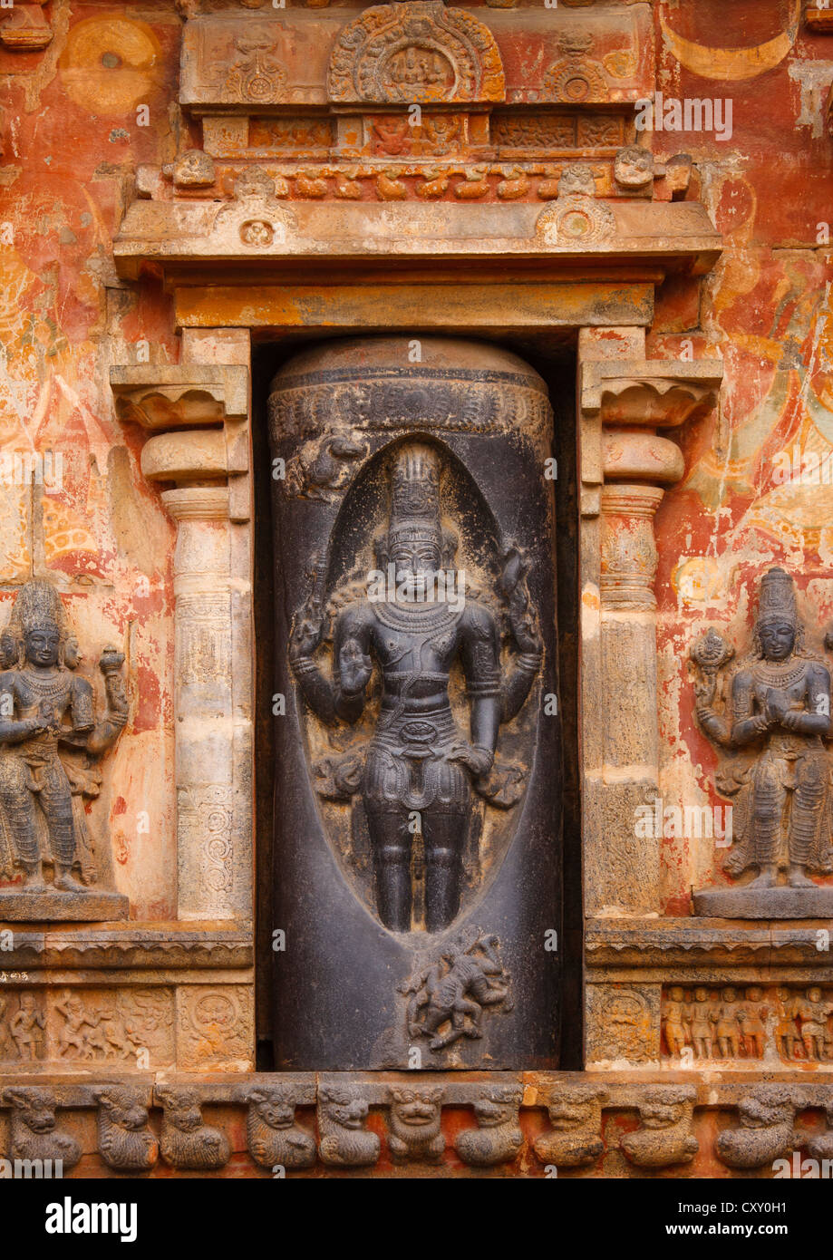 Talla de señor Shiva en un lingam en la parte inferior de la torre del templo Airavatesvara Darasuram, India Foto de stock