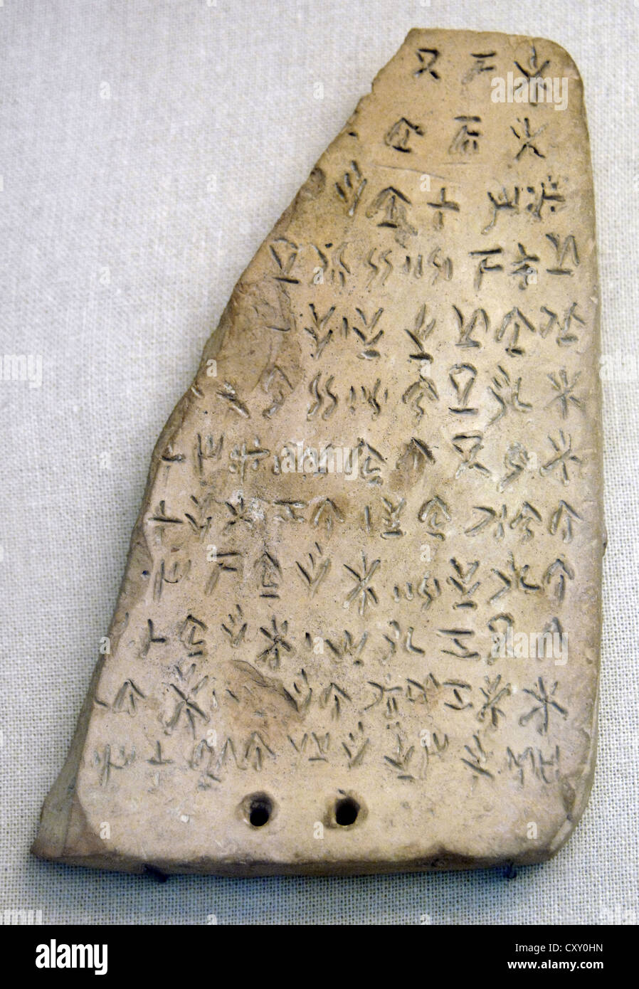 Tablet de terracota con la inscripción en la escritura silábica chipriota. 410-375 A.C. Desde Akanthou. Museo Británico. Londres. Foto de stock