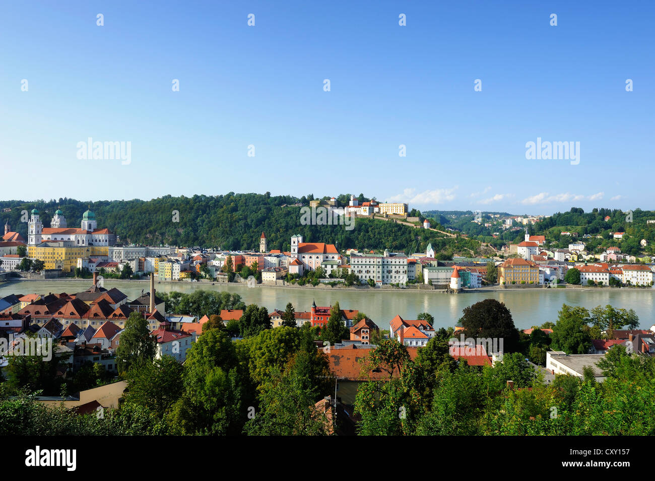 Passau, vista sobre el río Inn con la Catedral de San Esteban, la Iglesia de San Miguel y Veste Oberhaus fortaleza, Baja Baviera Foto de stock