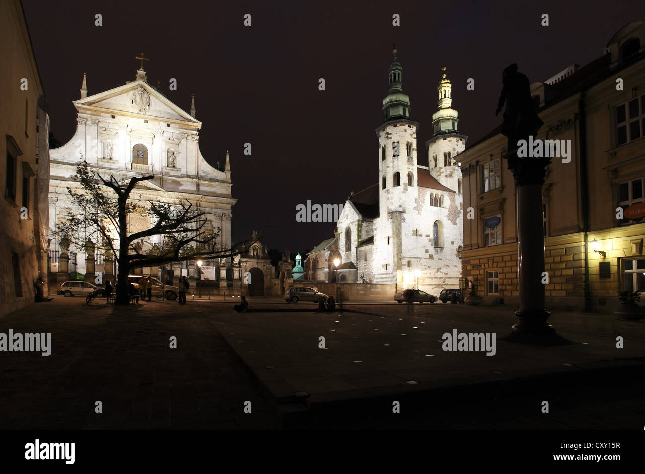 Iglesia de San Pedro y san Pablo, la Iglesia de San Andrés, María Magdalena square en la noche, Cracovia, Polonia, Europa Foto de stock