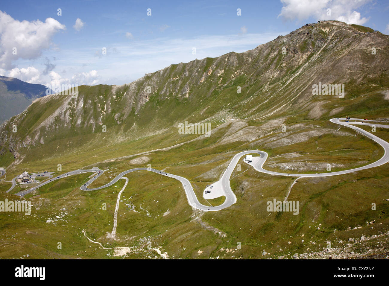 Montañas, sinuoso camino de montaña Grossglockner, en Austria, Europa Foto de stock