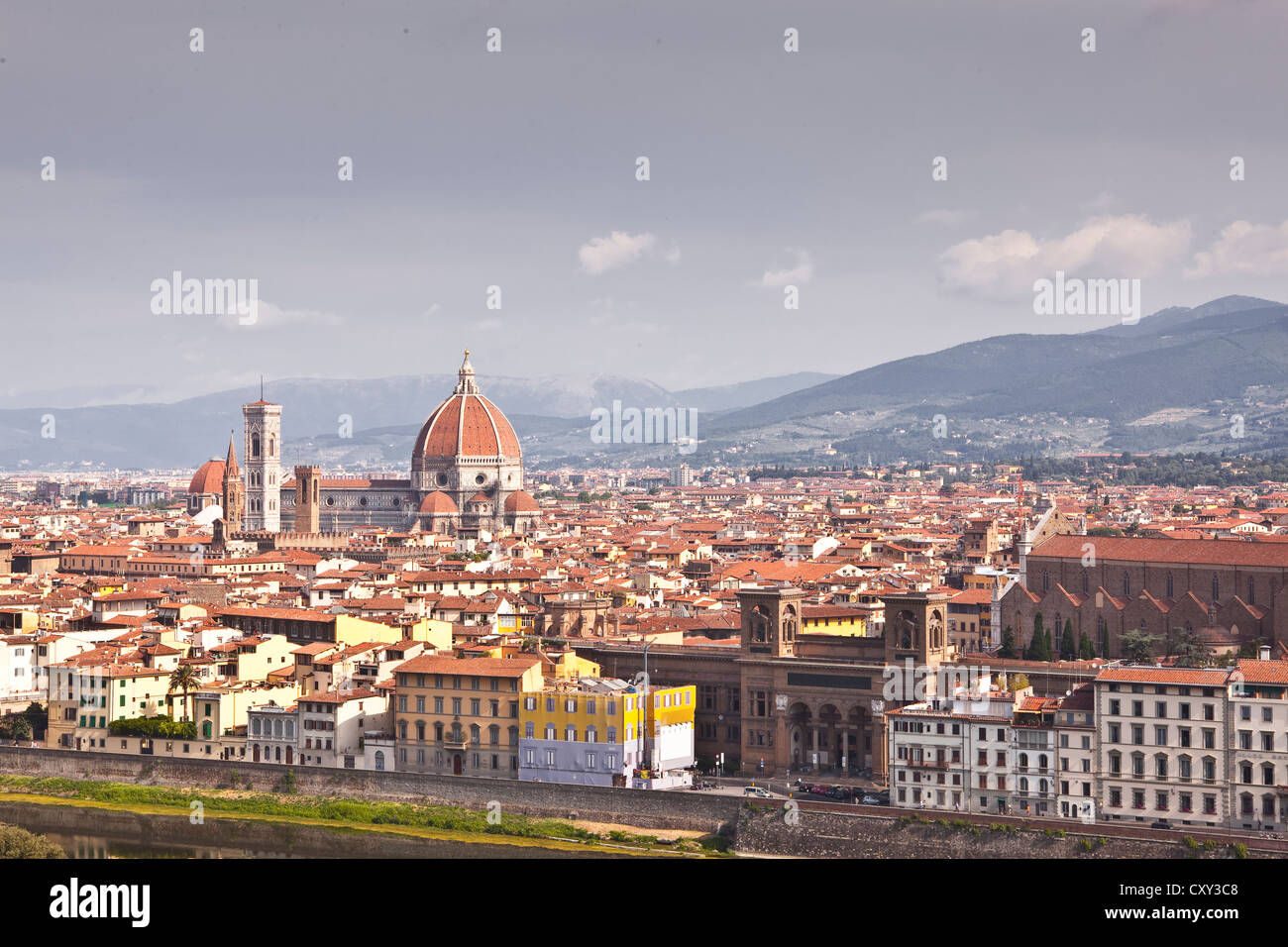 Mirando por encima de los tejados de Florencia hasta la catedral de Santa Maria del Fiore. Foto de stock