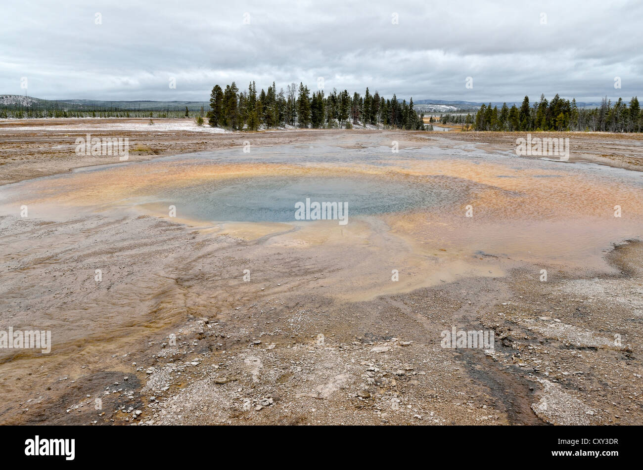 Piscina de ópalo, Midway Geyser Basin, el Parque Nacional Yellowstone, Wyoming, EE.UU. Foto de stock