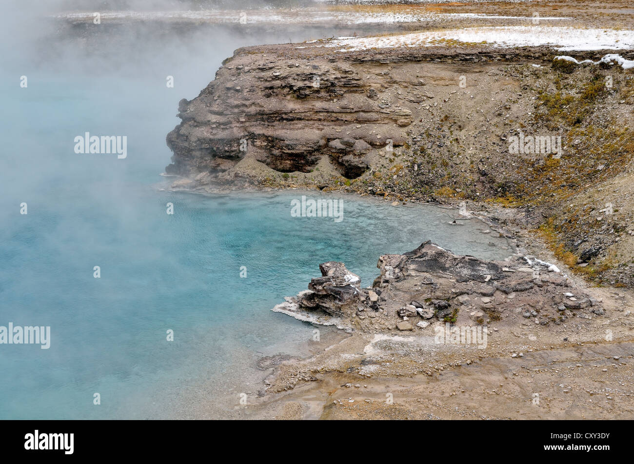 Excelsior Geyser cráter, Midway Geyser Basin, el Parque Nacional Yellowstone, Wyoming, EE.UU. Foto de stock