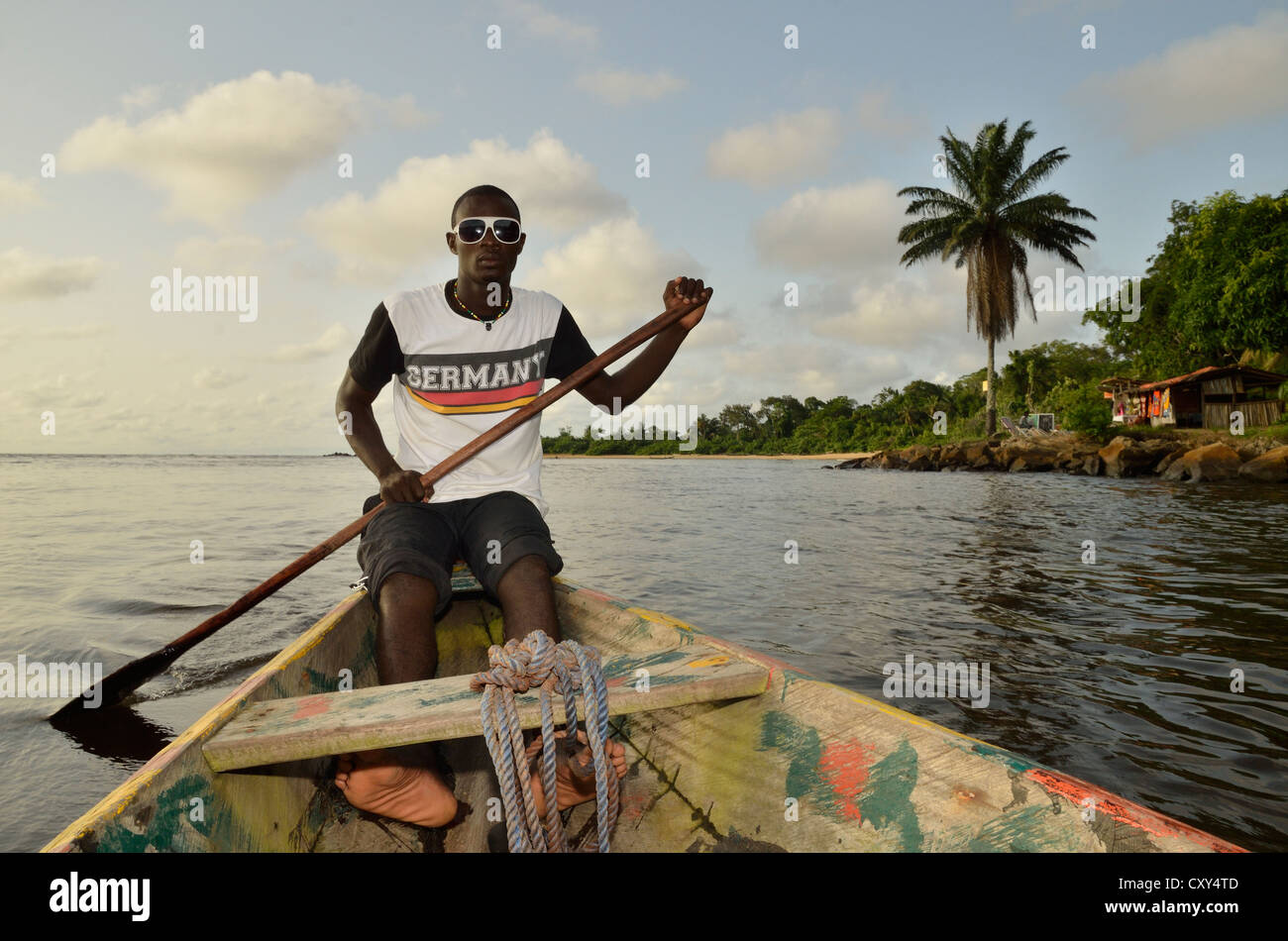 Hombre local vistiendo una camiseta de Alemania en un viaje en barco a Lobé Cascada, cerca de Kribi, Camerún, África Central, África Foto de stock