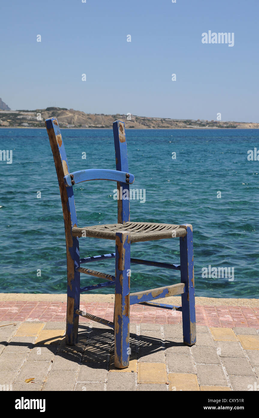 Silla de madera dilapidados por el mar, Creta, Grecia, Europa Foto de stock