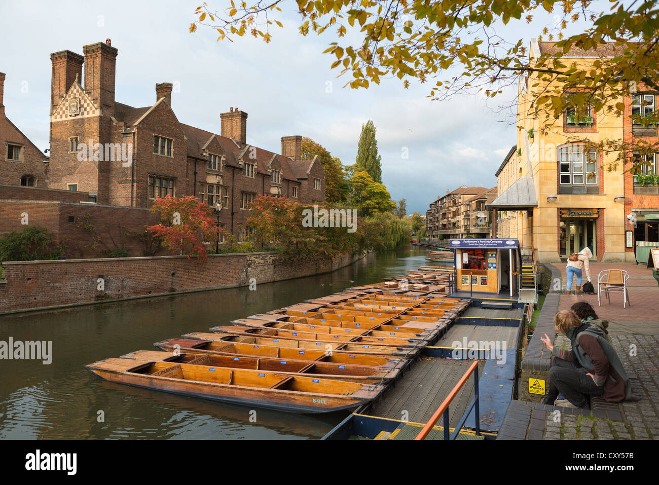 El Magdalene College sobre las orillas de río Cam en otoño, Cambridge, Inglaterra, Reino Unido. Foto de stock