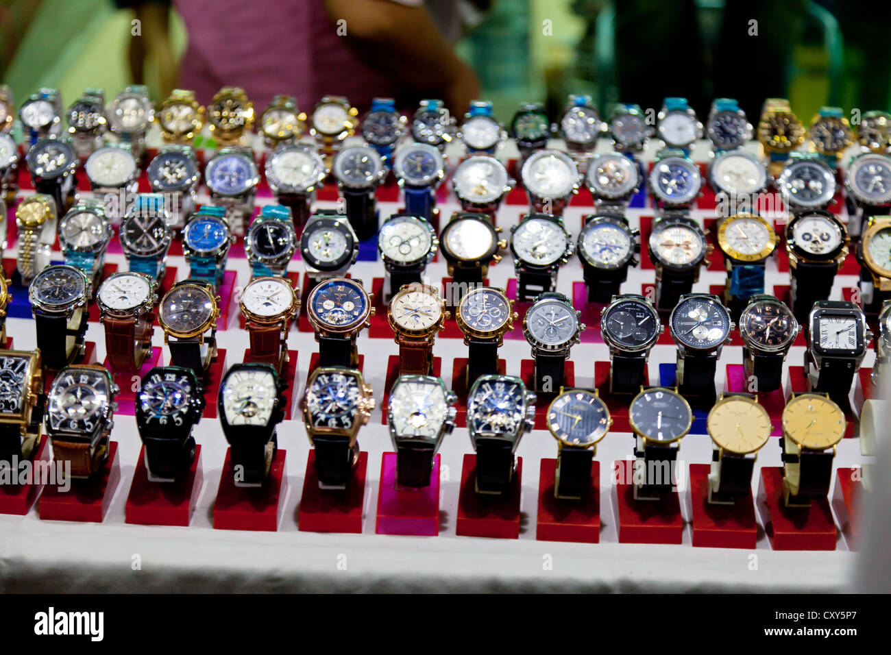 La venta callejera de relojes en Sukhumvit Road en Bangkok, Tailandia  Fotografía de stock - Alamy