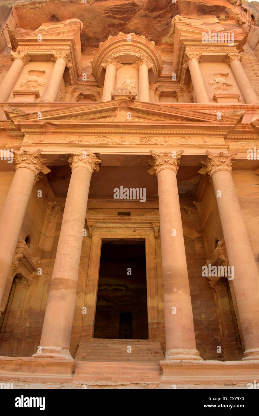El edificio de la Tesorería, o al Khazneh en Petra (Jordania) Foto de stock