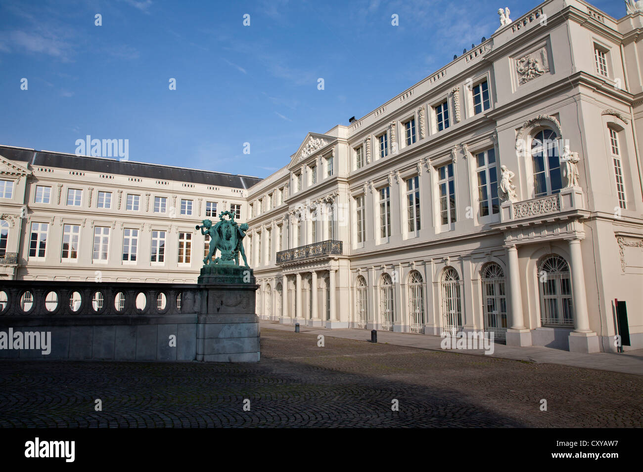 Bruselas - La parte antigua del edificio de la biblioteca nacional belga en la luz de la mañana Foto de stock