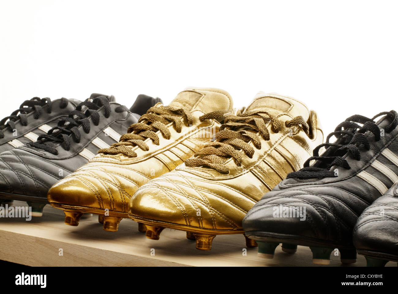 Fila oro negro y botas de fútbol de stock - Alamy