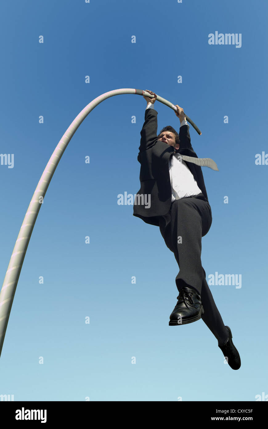 Empresario saltos con pértiga, imagen simbólica Foto de stock