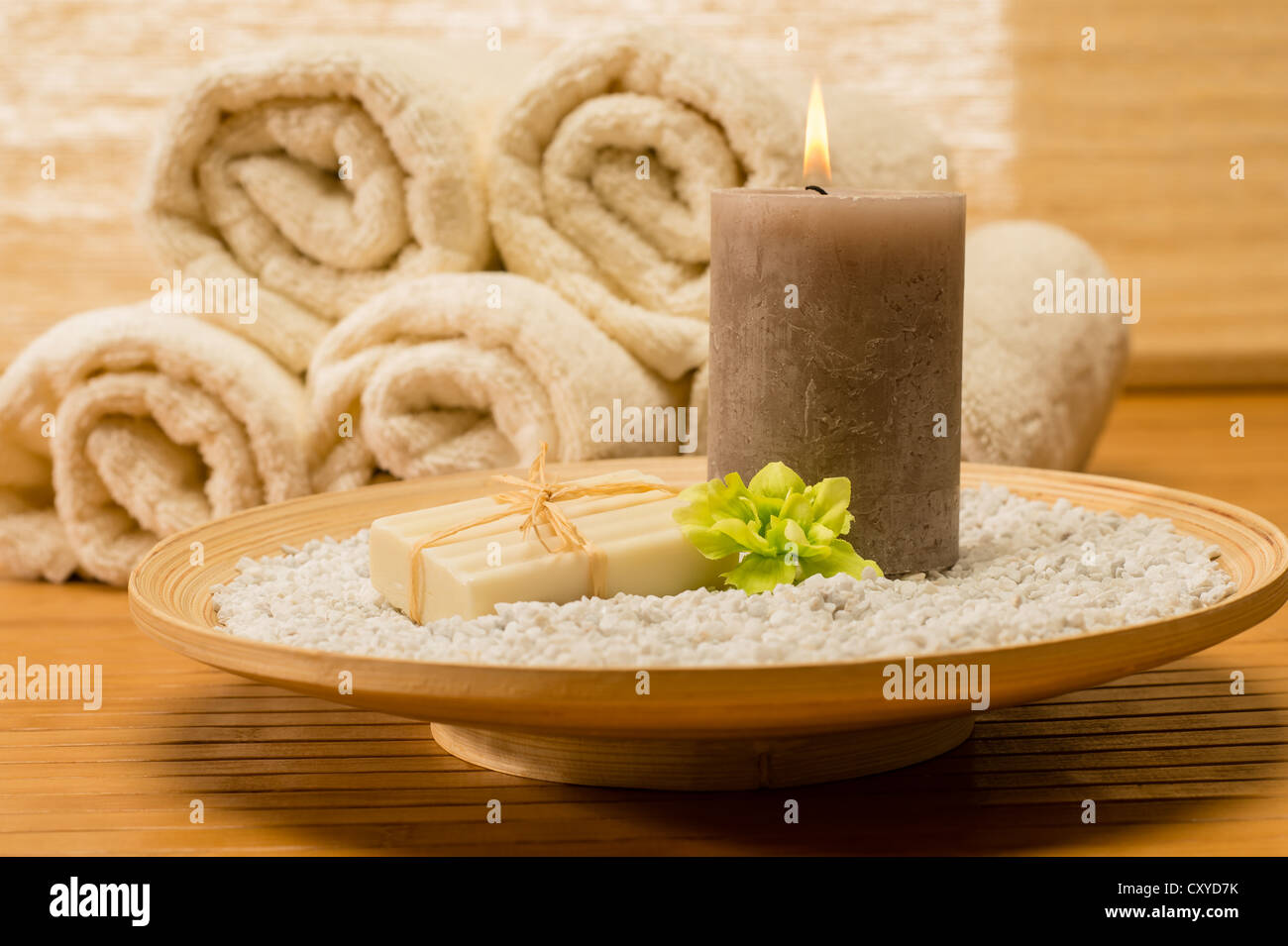 Decoración Spa bandeja de madera con jabón y velas de color natural  Fotografía de stock - Alamy