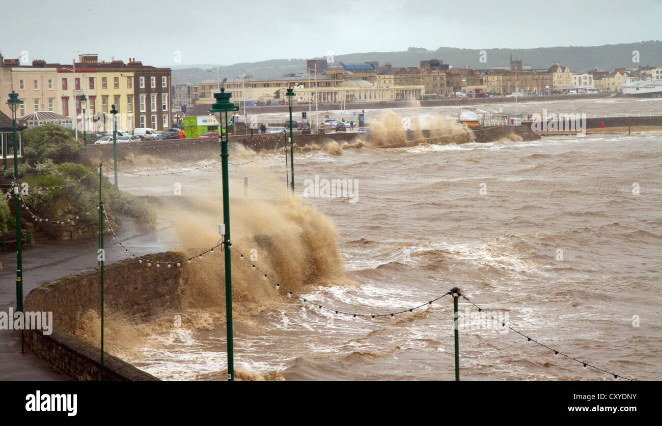 En Weston-super-Mare, Somerset-Junio 2012: Las olas rompiendo contra la escollera en Weston-s-Mare durante las tormentas y los vendavales Foto de stock