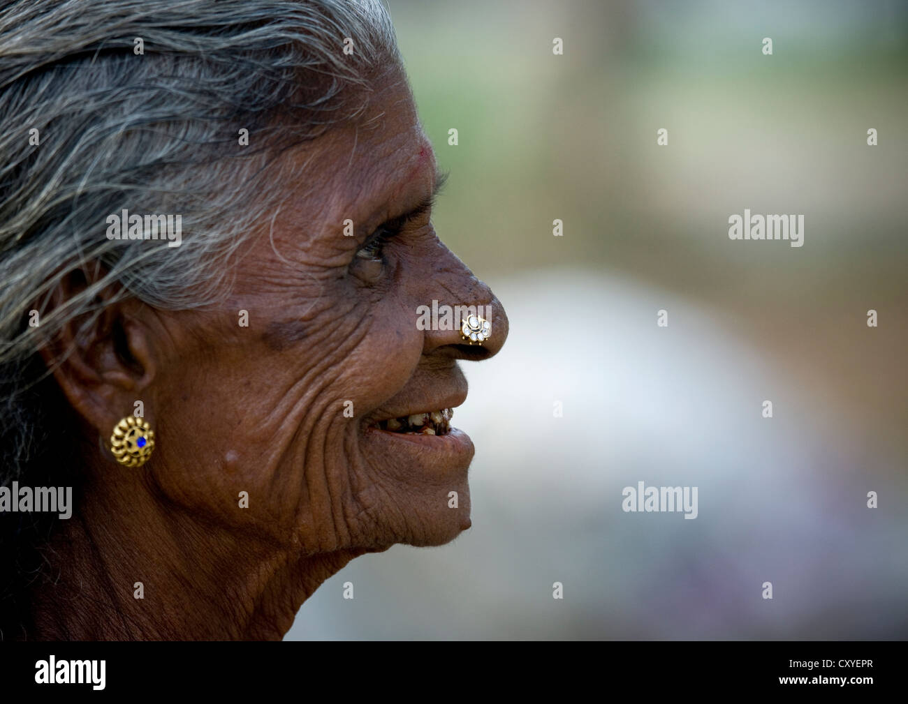 Vista lateral de una vieja mujer india con aretes y Piercings de nariz y  dientes negruzco, Madurai, India Fotografía de stock - Alamy