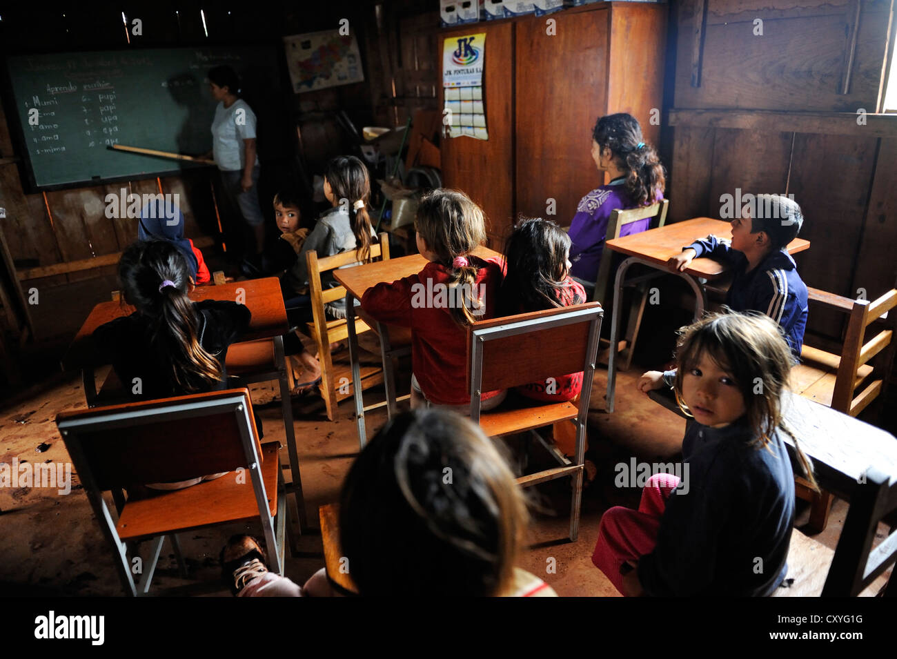 Reconstruido provisionalmente la escuela en una aldea de los pequeños agricultores, quienes fueron expulsados de sus tierras por parte de los inversores y propietarios Foto de stock