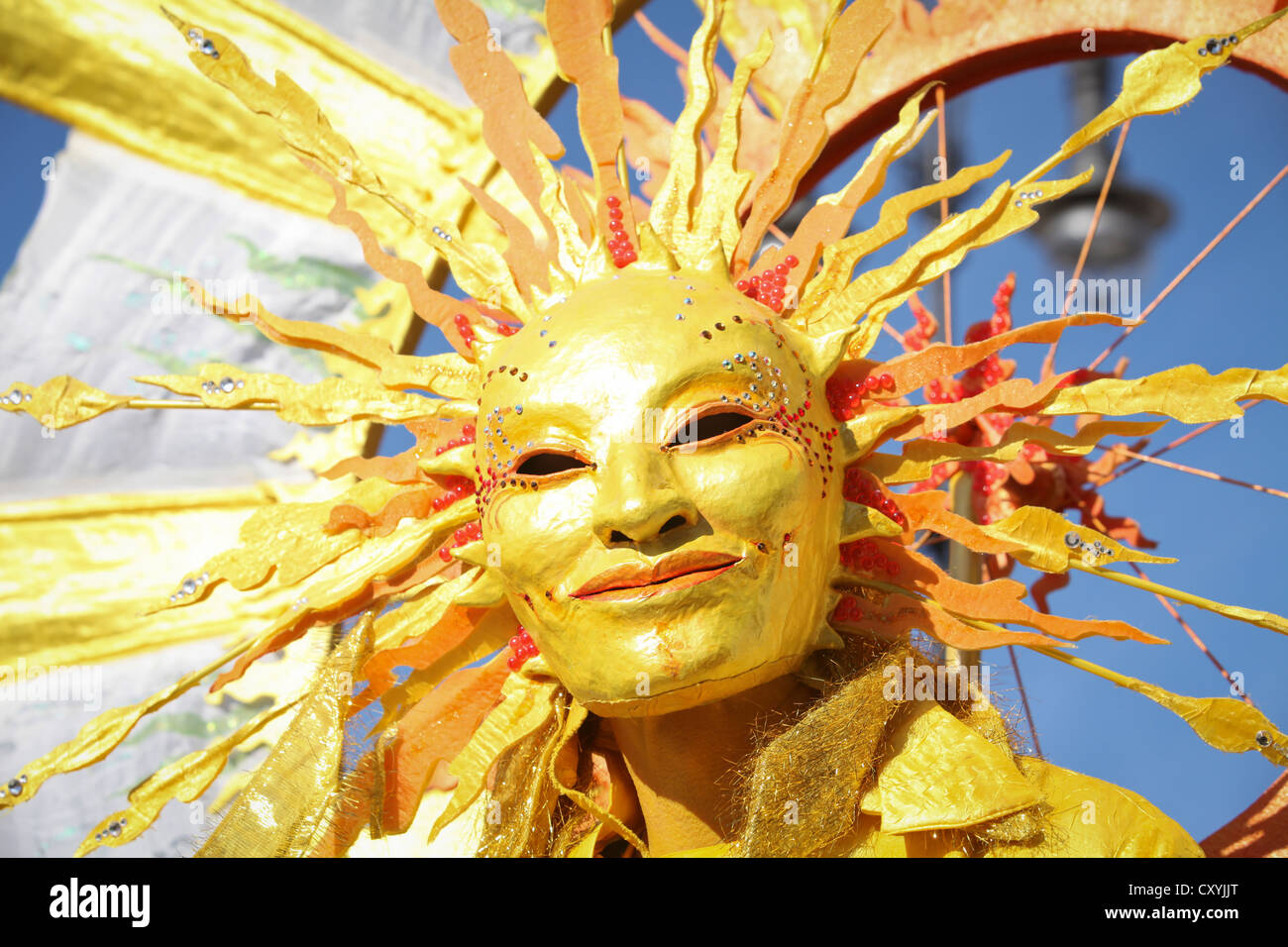 Sun máscara, concentración masiva contra drásticos recortes en los fondos estatales para energía solar, Berlín Foto de stock
