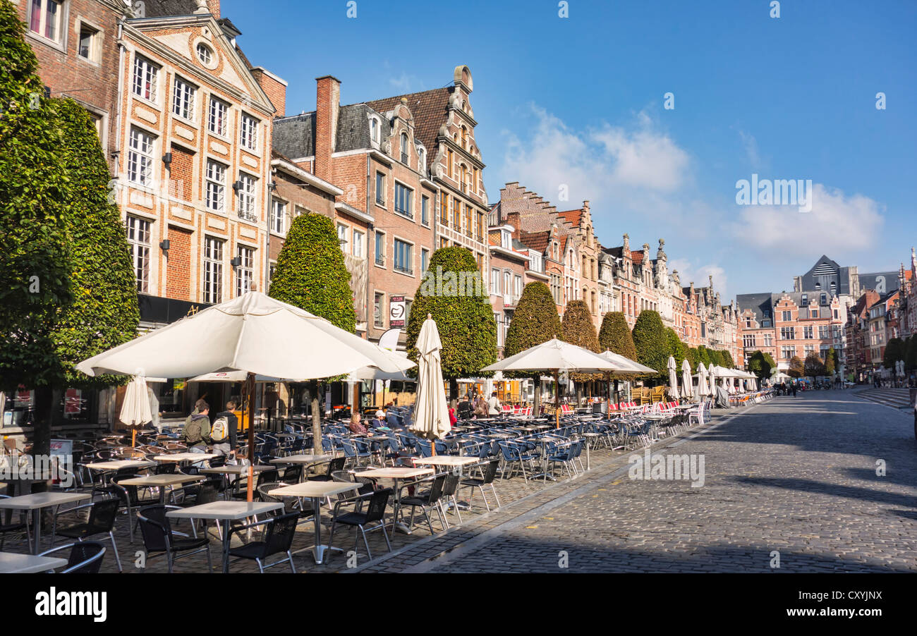 Fila de hermosos edificios. Oude Markt (Plaza Vieja), en Lovaina, Brabante, Bélgica Foto de stock