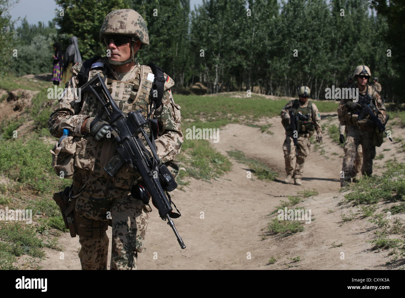 Afghangistan, soldados alemanes de la Fuerza de Tarea de Kunduz, también llamada protección batallón de formación, en una operación de la fuerza de la OTAN Foto de stock