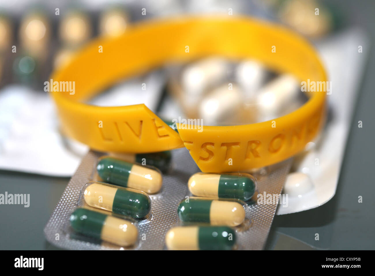 Pulsera Livestrong y algunas drogas Fotografía de - Alamy