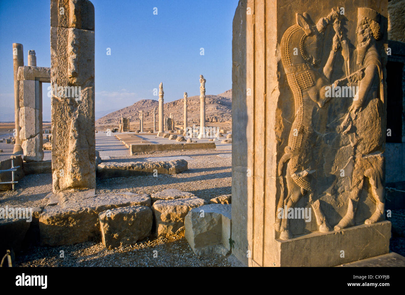 Los restos de la sala de las cien columnas, Persépolis, Shiraz, Irán, Asia  Fotografía de stock - Alamy