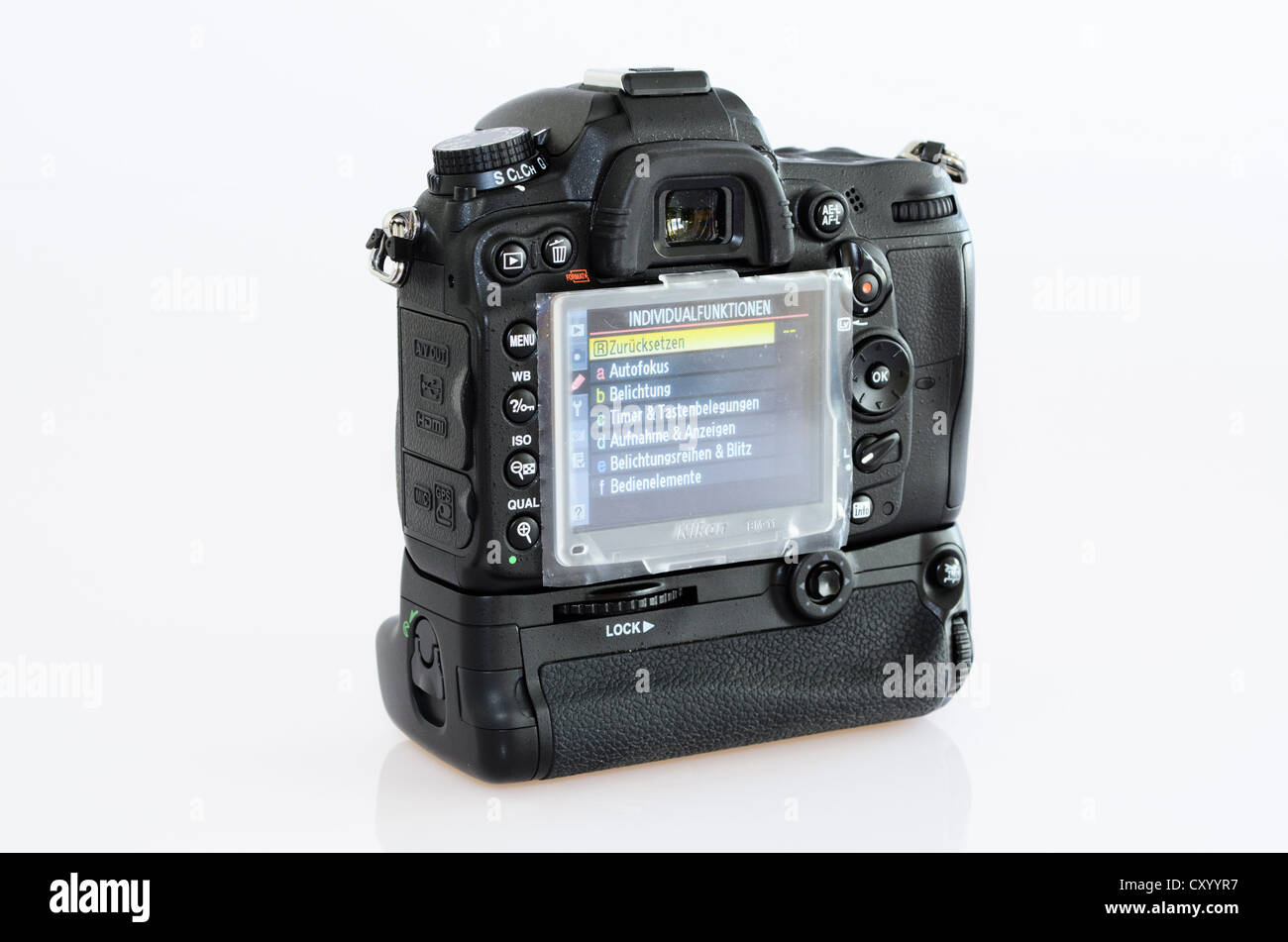 Nikon D7000 cámara digital SLR con agarre de la batería Fotografía de stock  - Alamy