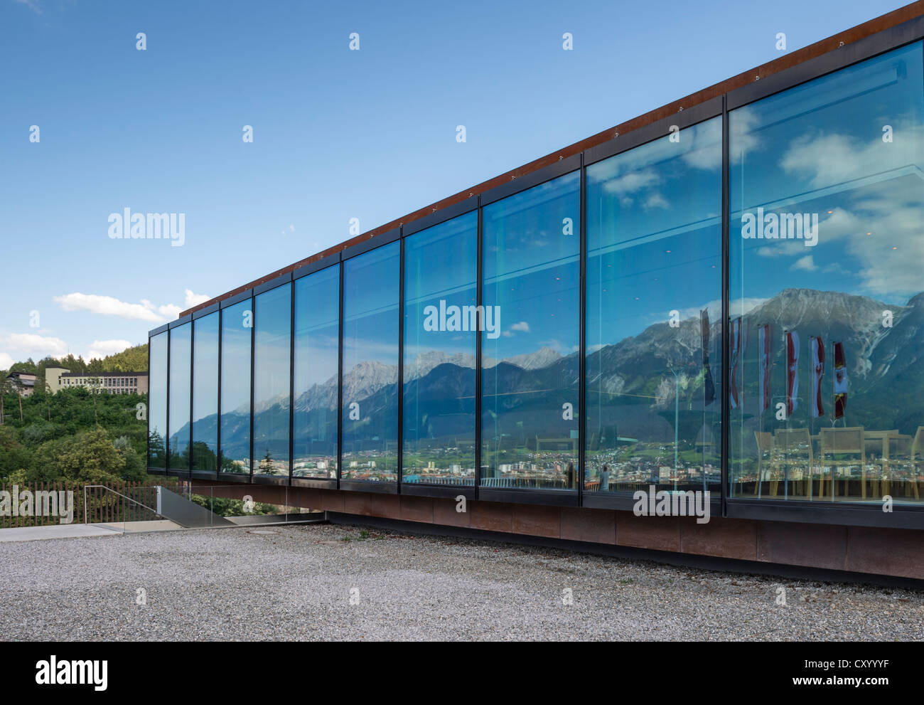 Patio y fachada de cristal del Tirol 'Panorama' de museo, en Bergisel, Innsbruck, Tirol, Austria, Europa PublicGround Foto de stock