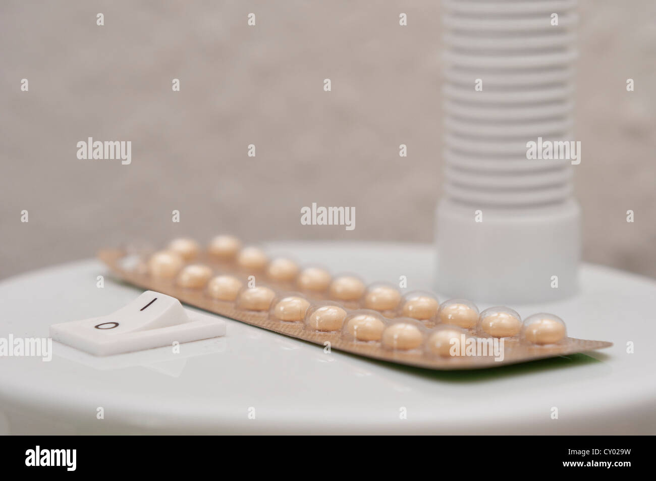 Las píldoras anticonceptivas en la mesilla de noche. Foto de stock