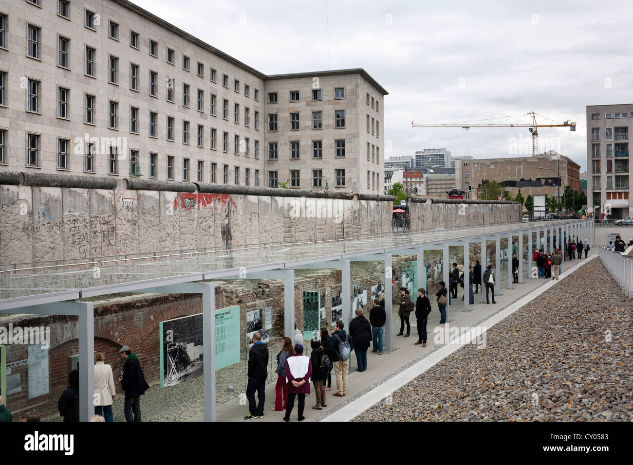 La exposición permanente "Topografía del Terror", de la calle Zimmerstrasse, distrito Mitte, Berlin Foto de stock