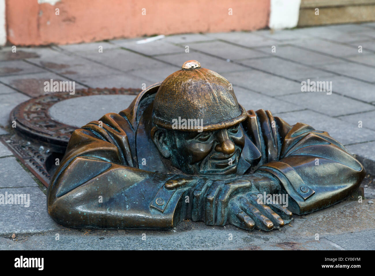 Cumil estatua "en el trabajo", el observador, en el casco antiguo de la ciudad de Bratislava, República Eslovaca, Europa Foto de stock
