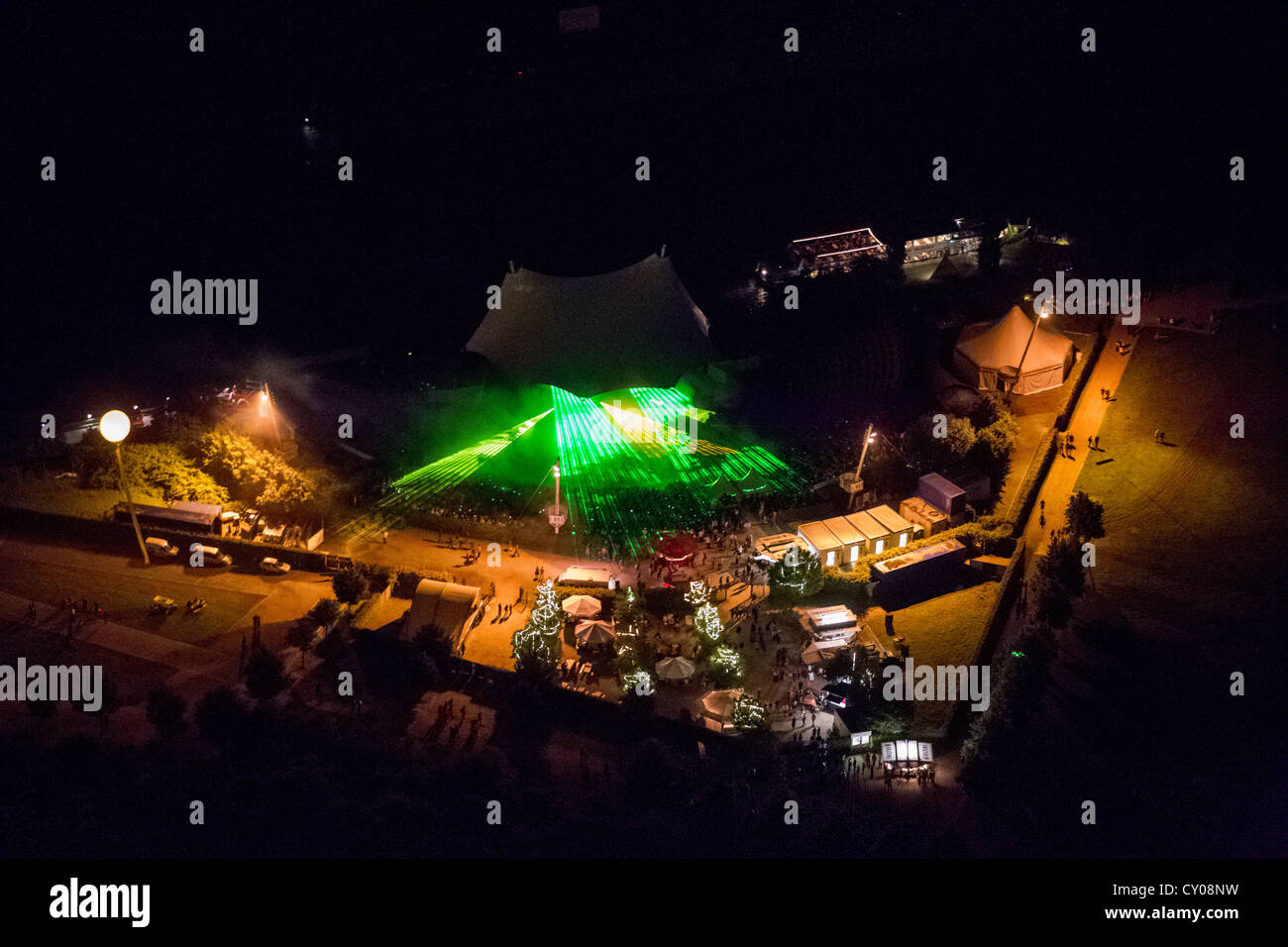 Vista aérea, show de láser en la noche, el Nordsternpark, área de rendimiento, anfiteatro, Extraschicht 2012, acontecimiento cultural especial Foto de stock