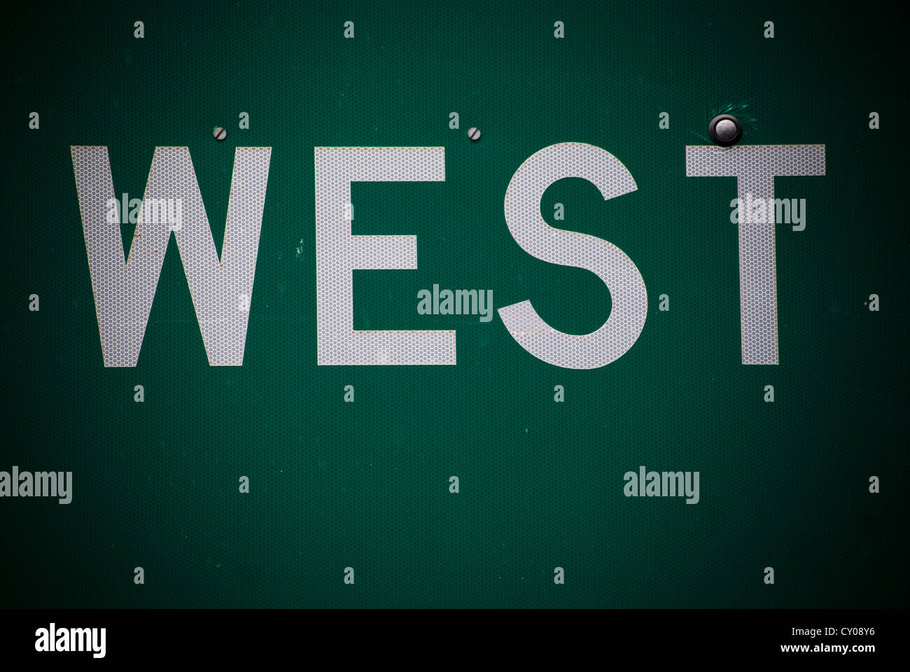 Cierre detallada de señal en carretera interestatal con la palabra "west" adoptada en la Interstate 40 East de Albuquerque, Nuevo México, EE.UU.. Foto de stock