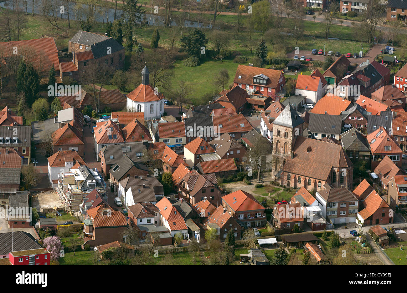 Vista aérea, centro de Schermbeck, Capilla, Muensterland reformada, Renania del Norte-Westfalia Foto de stock