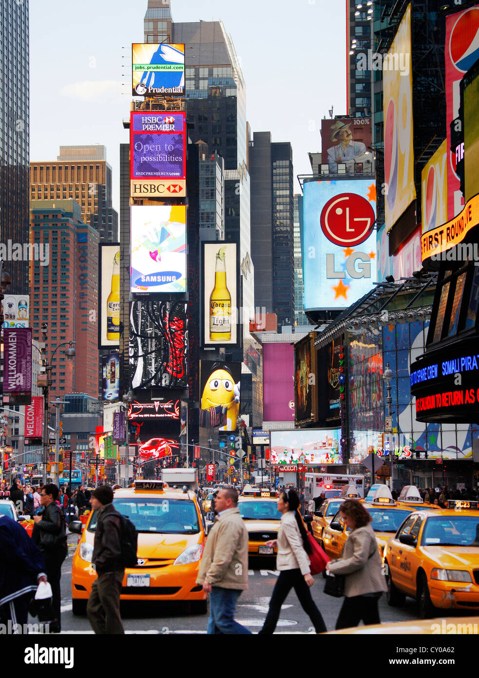 Times Square con publicidad y turistas, la ciudad de Nueva York, Nueva York, Estados Unidos, América del Norte Foto de stock