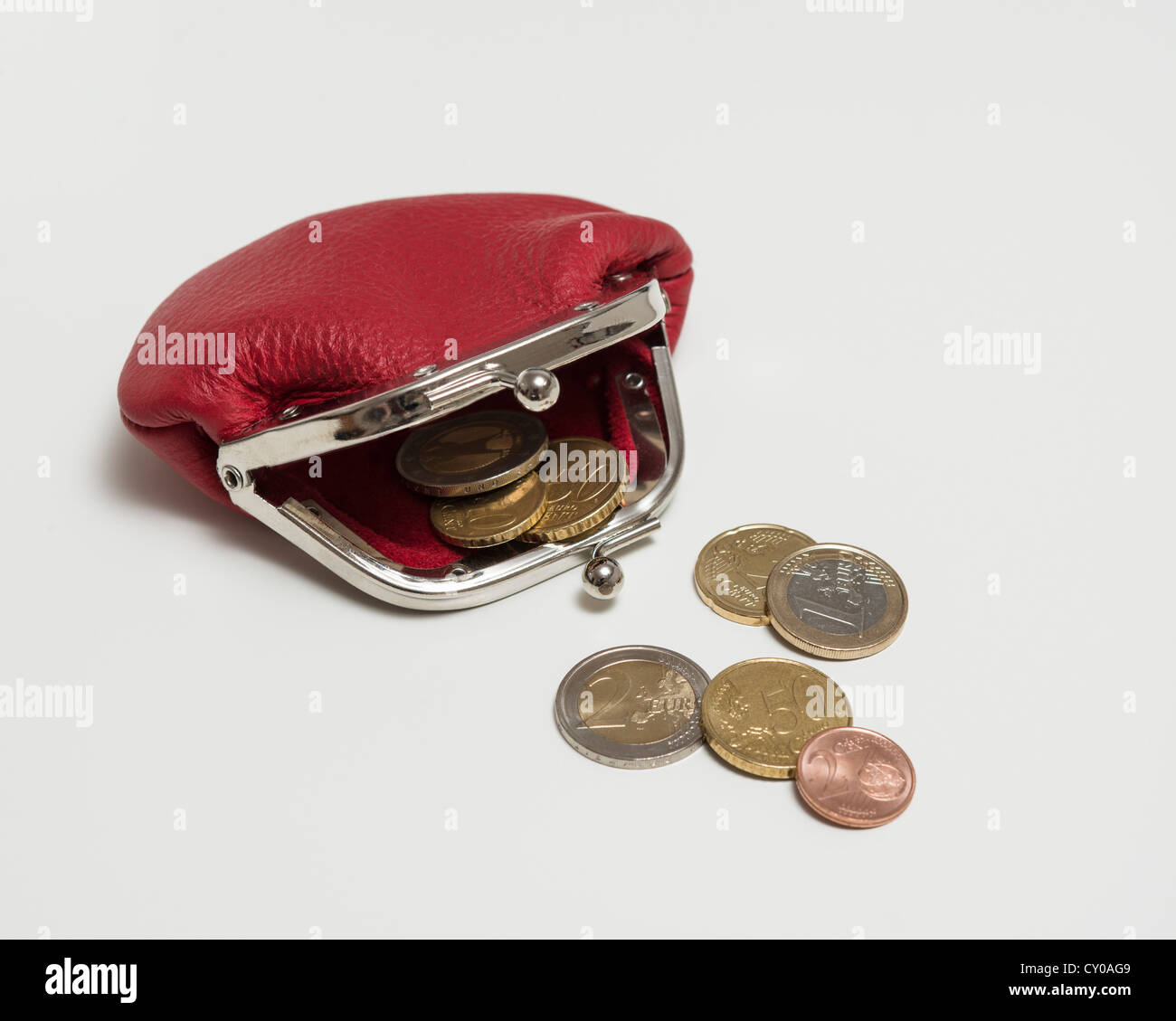 Abra la abrazadera roja cartera con monedas de euro Foto de stock