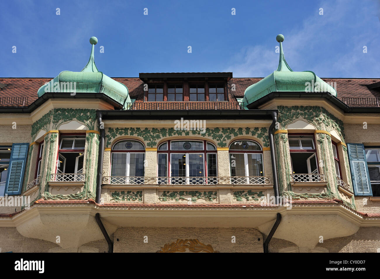 Grandes ventanales con dos torres de un edificio de estilo Art Nouveau, el Hotel Muellerbraeu, Pfaffenhofen, Alta Baviera, Baviera Foto de stock