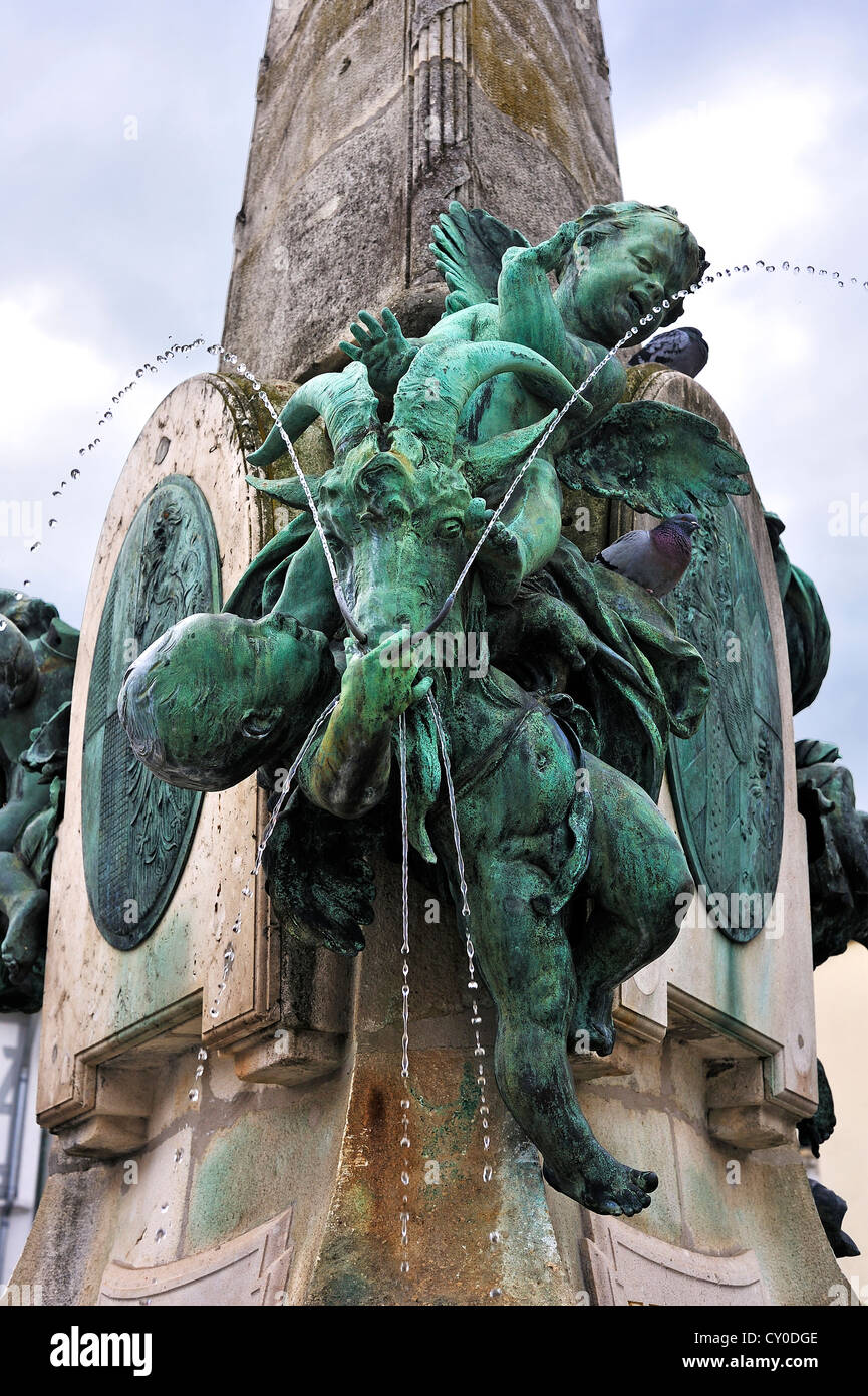 Angel figura y billy-cabra, vista detalle de Luitpoltbrunnen Fountain, construido en 1898, la plaza del mercado, Kulmbach, Franconia Superior Foto de stock