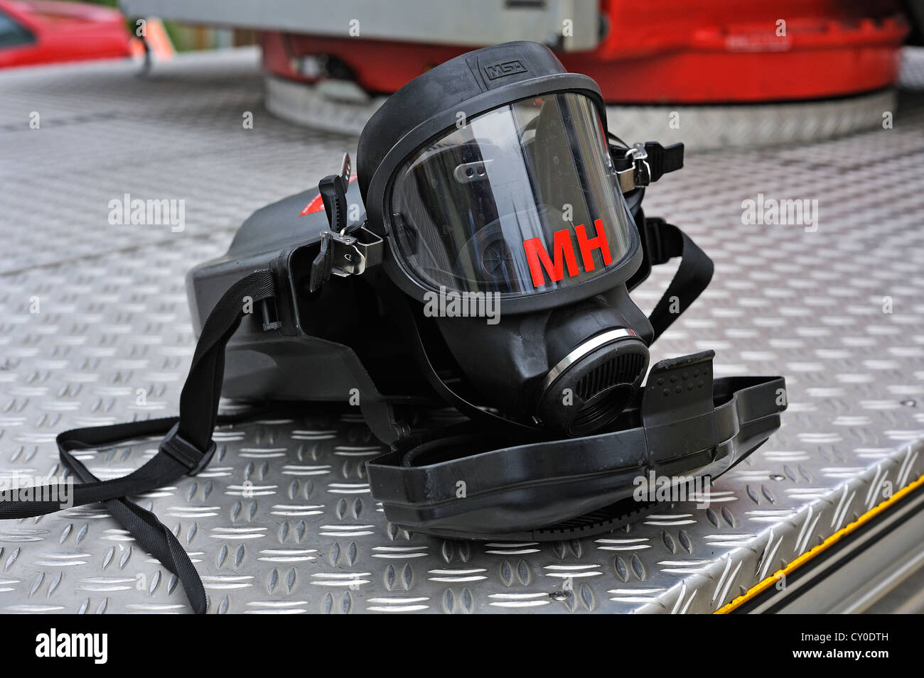 Fireman mask fotografías e imágenes de alta resolución - Alamy