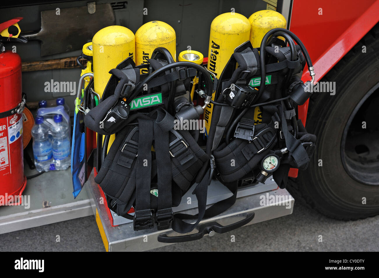 Aparatos de respiración de aire comprimido en un camión de bomberos del departamento de bomberos voluntarios de la ciudad de Lauf an der Pegnitz Foto de stock