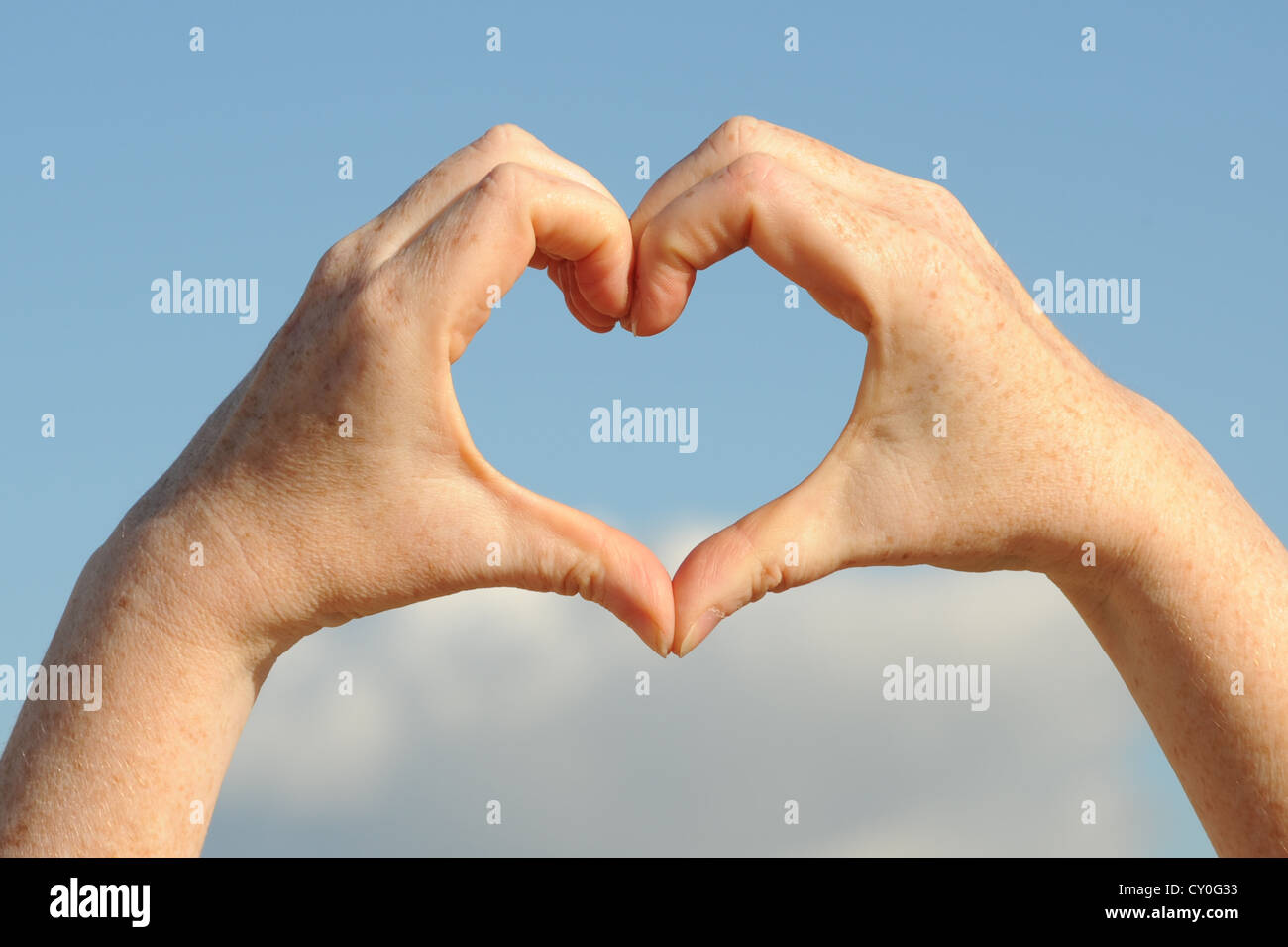 Manos en forma de corazón Foto de stock